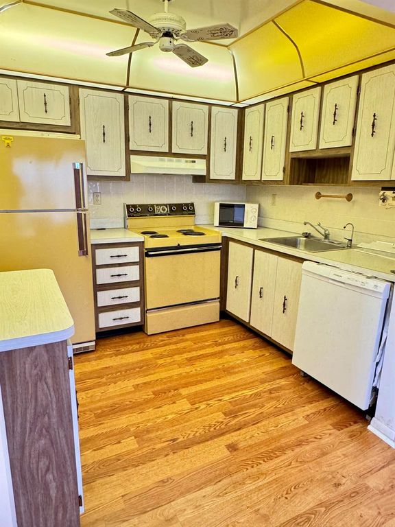 Image 5 of property listing at 799 Burgundy Q 799, Delray Beach, FL 33484