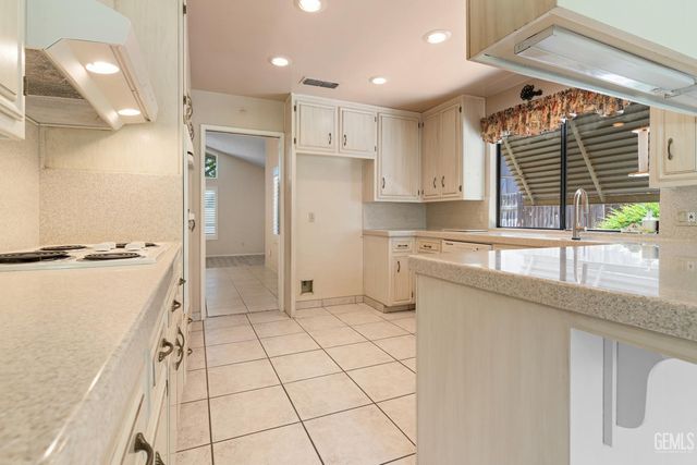7308 Budge Way, Bakersfield, CA 93309