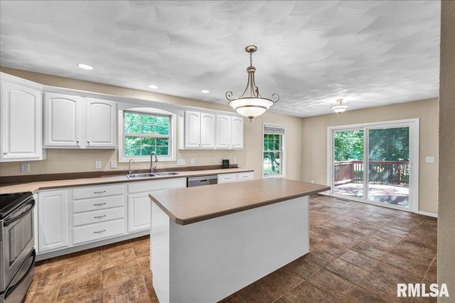 228 BRIARWOOD Place, Dahinda, IL 61428