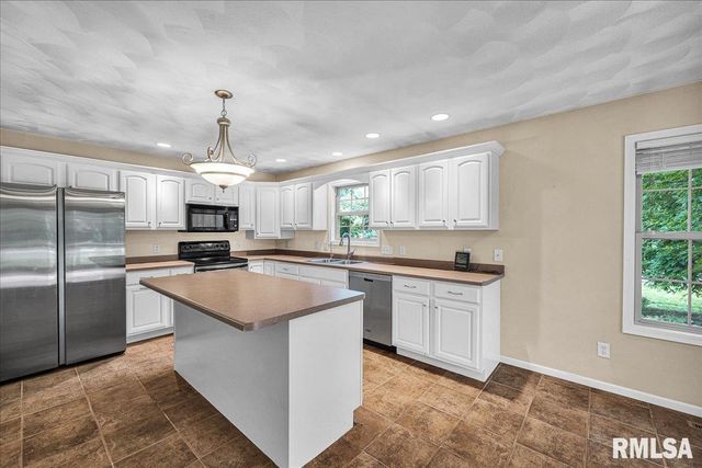 228 BRIARWOOD Place, Dahinda, IL 61428