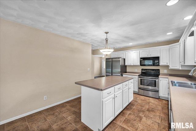 228 BRIARWOOD Place, Dahinda, IL 61428