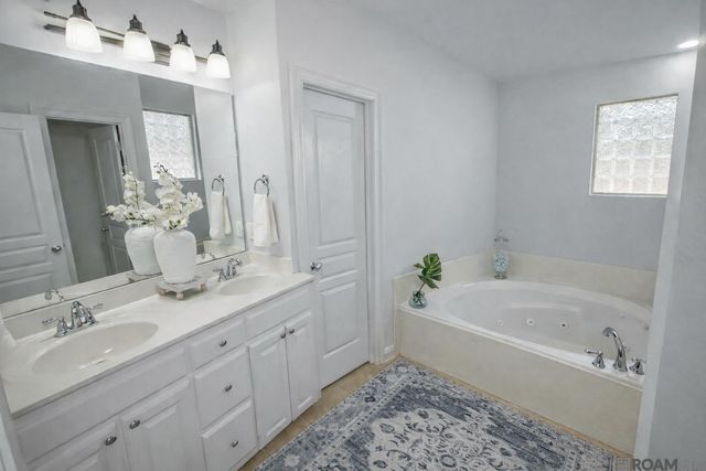 36286 W Pine Grove Ct, Prairieville, LA 70769