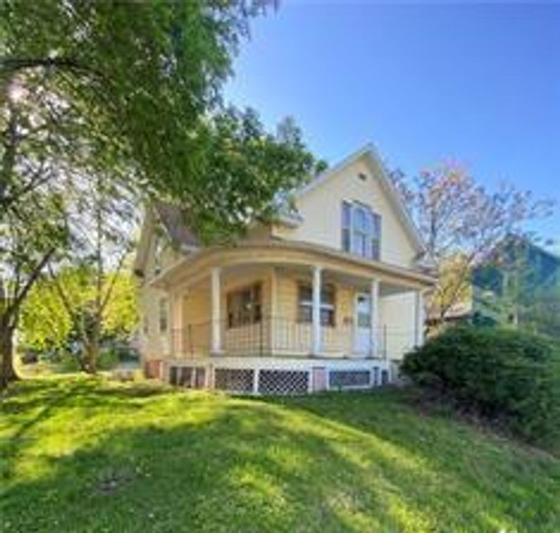 222 S MARKET Street, Maryville, MO 64468