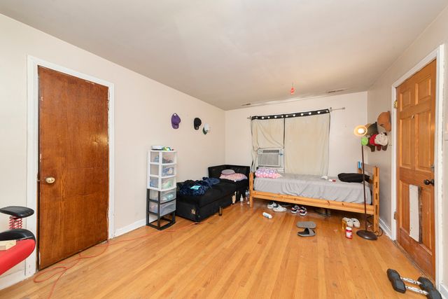 6935 S Campbell Avenue, Chicago, IL 60629