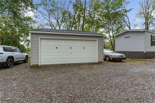 318 Meadowbrook Rd, Hermitage, PA 16148