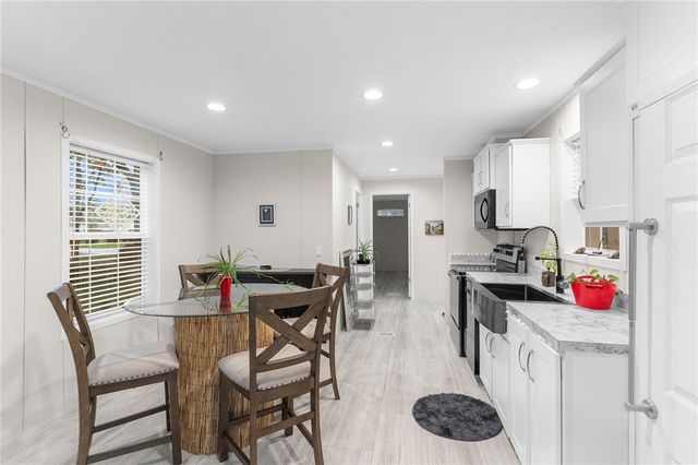 318 Meadowbrook Rd, Hermitage, PA 16148