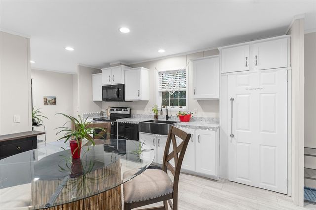 318 Meadowbrook Rd, Hermitage, PA 16148