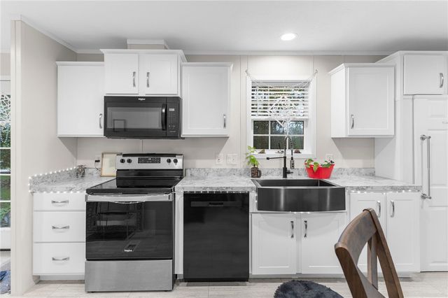 318 Meadowbrook Rd, Hermitage, PA 16148