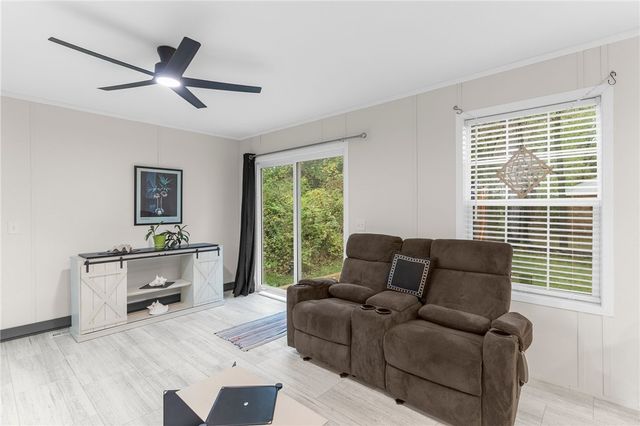 318 Meadowbrook Rd, Hermitage, PA 16148