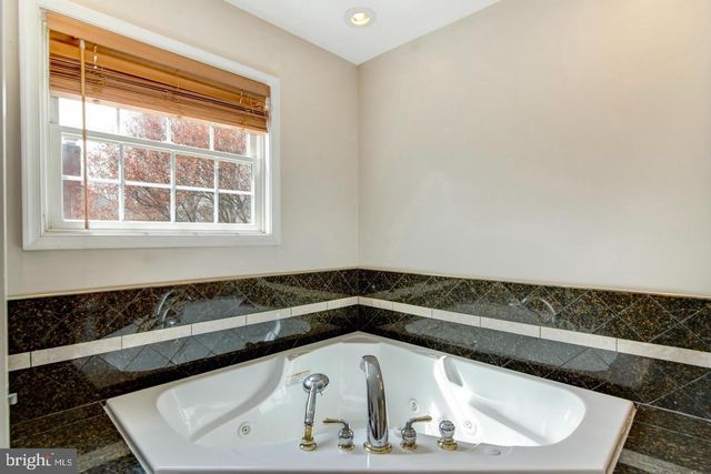 8857 GLENRIDGE CT, Vienna, VA 22182