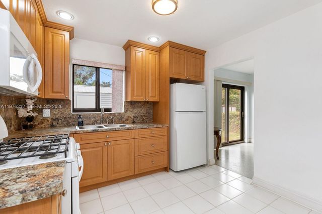 6200 SW 18th St, North Lauderdale, FL 33068