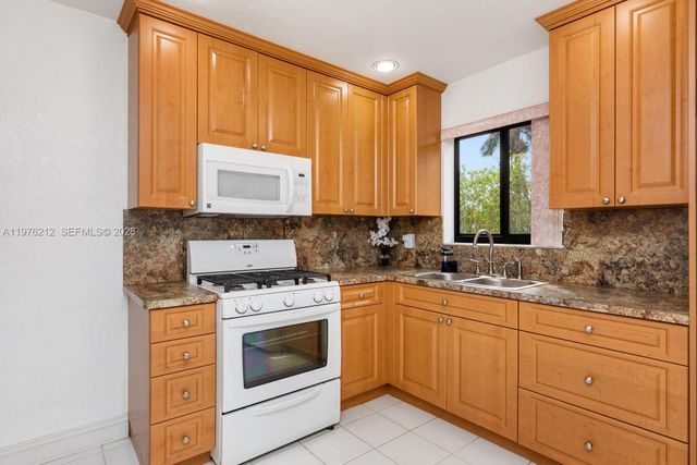 6200 SW 18th St, North Lauderdale, FL 33068