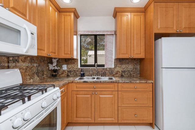 6200 SW 18th St, North Lauderdale, FL 33068