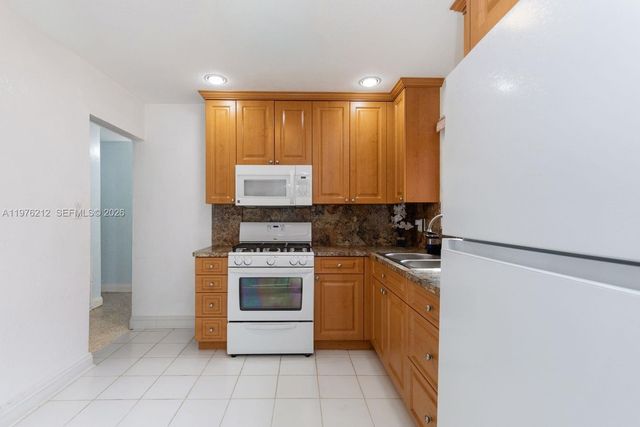 6200 SW 18th St, North Lauderdale, FL 33068