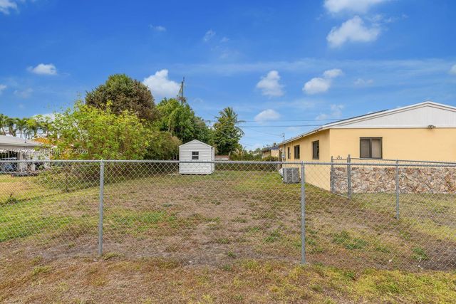 6200 SW 18th St, North Lauderdale, FL 33068