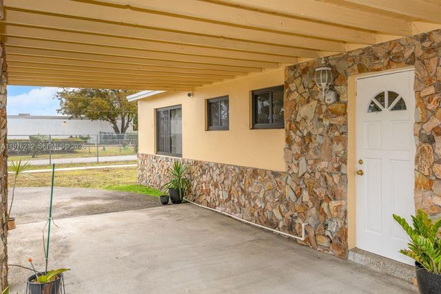 6200 SW 18th St, North Lauderdale, FL 33068