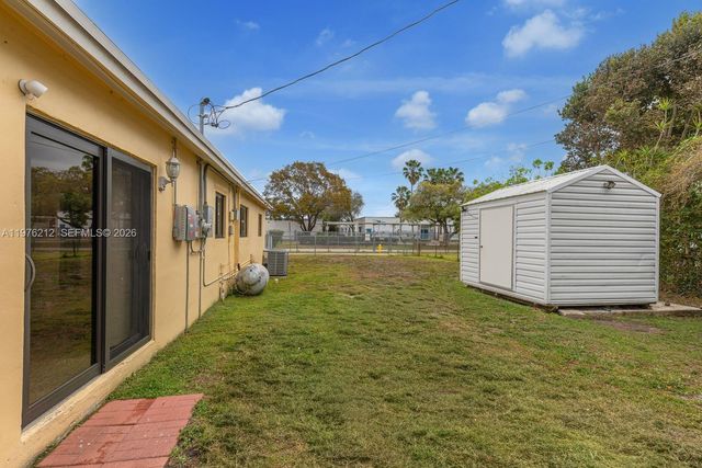 6200 SW 18th St, North Lauderdale, FL 33068