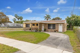 6200 SW 18th St, North Lauderdale, FL 33068