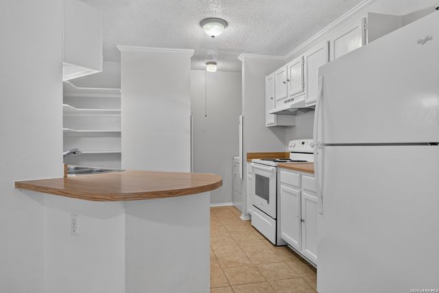 3928 CHIMNEY SPRINGS DR, San Antonio, TX 78247