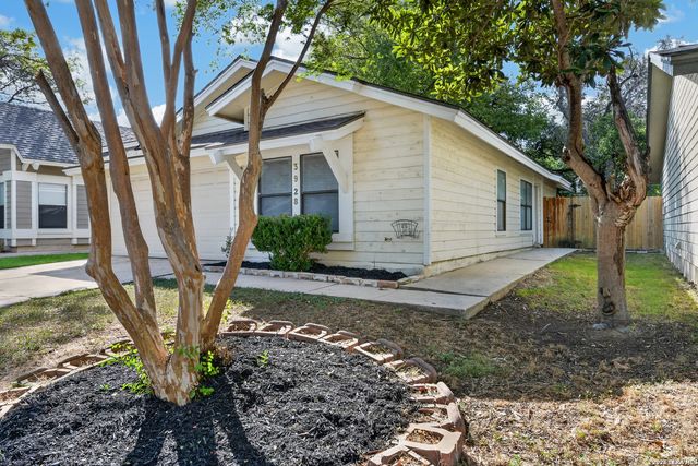3928 CHIMNEY SPRINGS DR, San Antonio, TX 78247