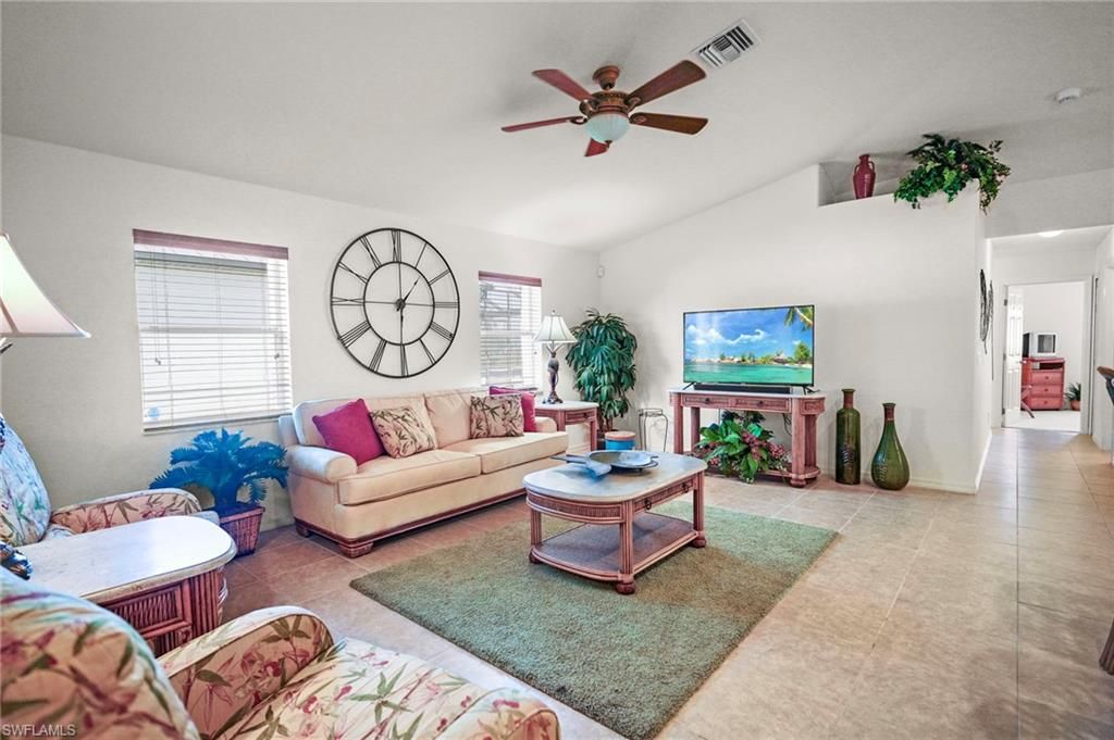 Image 10 of property listing at 3841 SW 17th PL, Cape Coral, FL 33914