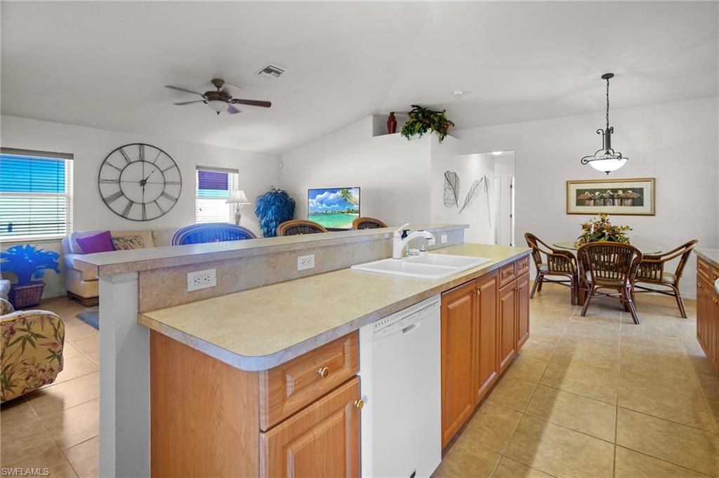 Image 14 of property listing at 3841 SW 17th PL, Cape Coral, FL 33914