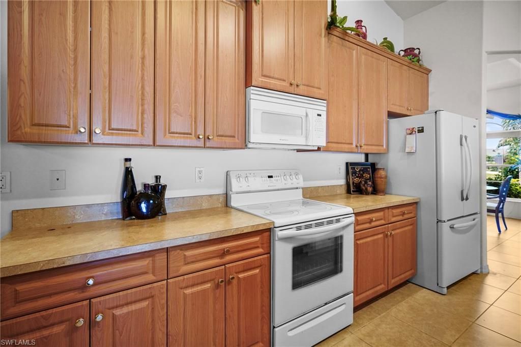 Image 15 of property listing at 3841 SW 17th PL, Cape Coral, FL 33914