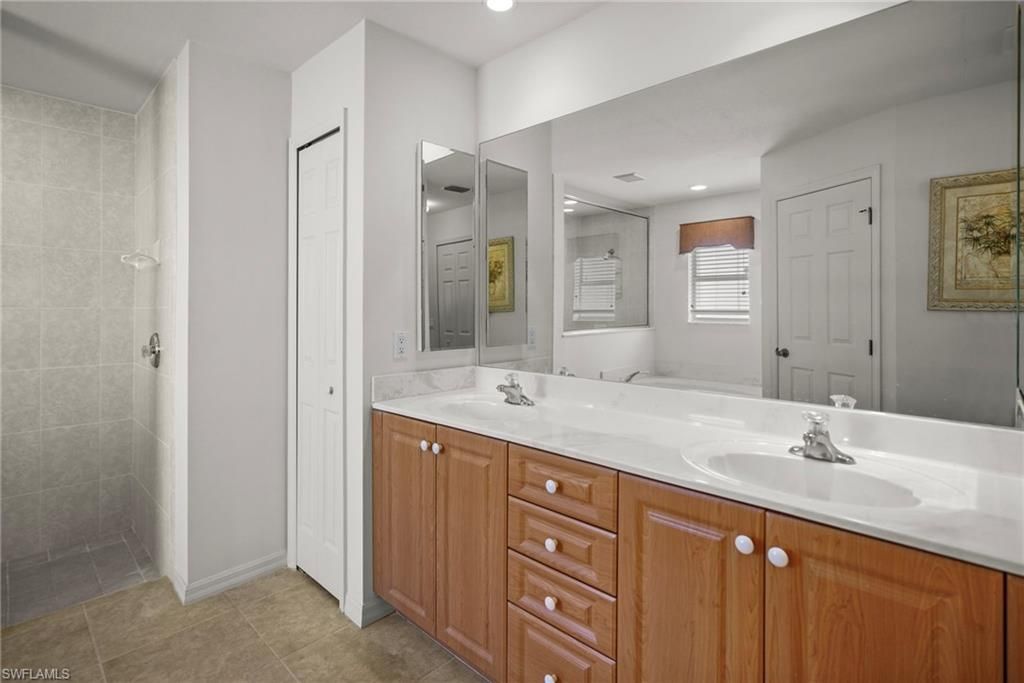 Image 17 of property listing at 3841 SW 17th PL, Cape Coral, FL 33914