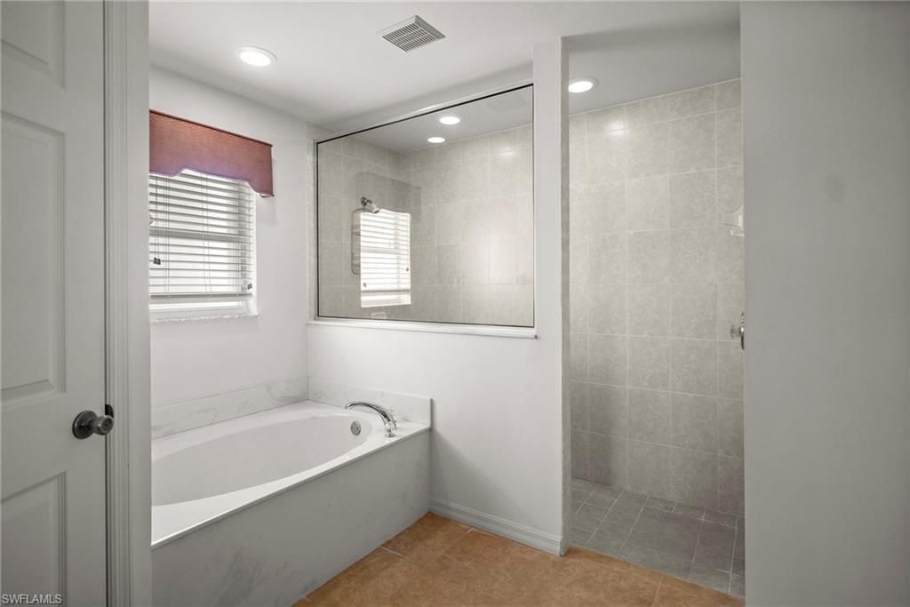 Image 18 of property listing at 3841 SW 17th PL, Cape Coral, FL 33914