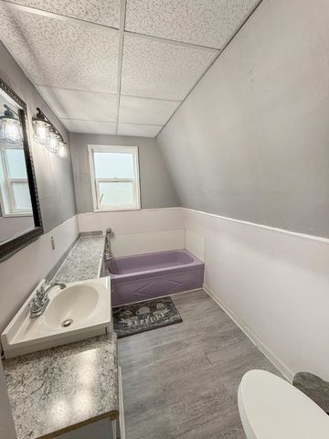 711 1st Ave SE, Minot, ND 58701