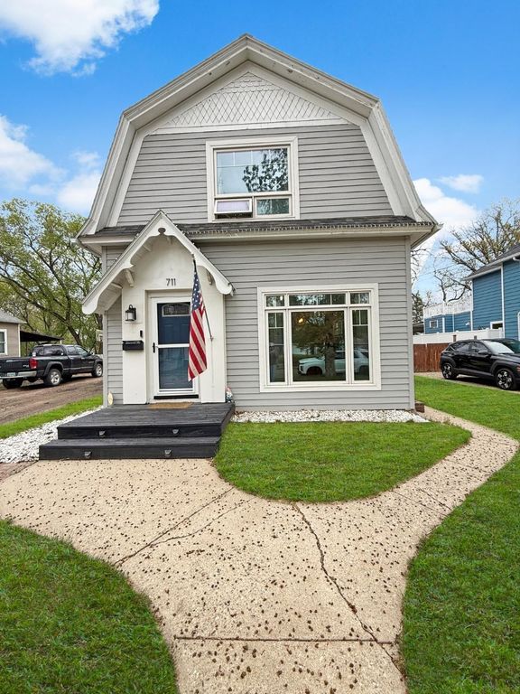 711 1st Ave SE, Minot, ND 58701