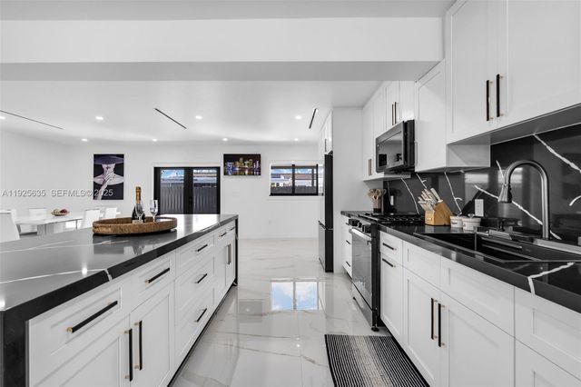 864 W 69th Pl, Hialeah, FL 33014