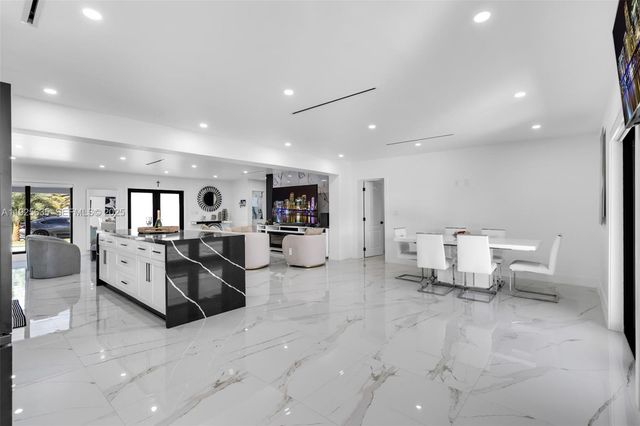 864 W 69th Pl, Hialeah, FL 33014