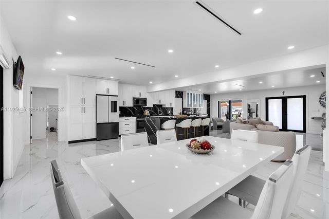 864 W 69th Pl, Hialeah, FL 33014