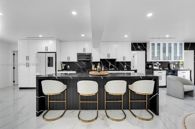 864 W 69th Pl, Hialeah, FL 33014