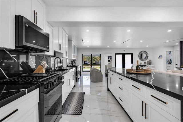 864 W 69th Pl, Hialeah, FL 33014