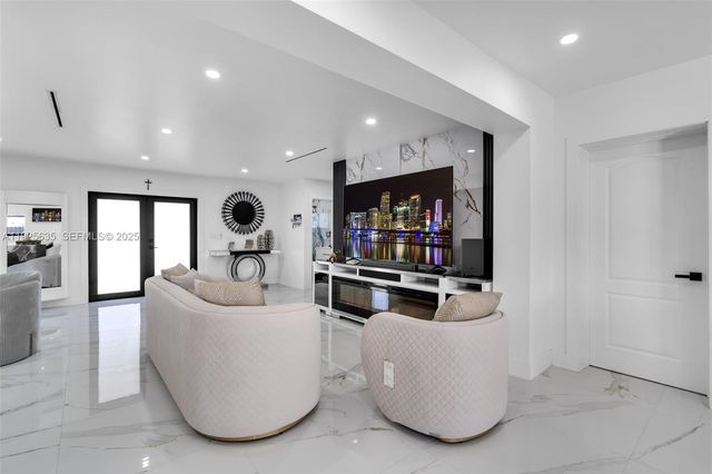 864 W 69th Pl, Hialeah, FL 33014