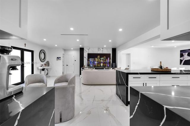 864 W 69th Pl, Hialeah, FL 33014