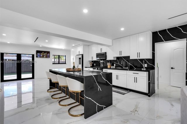 864 W 69th Pl, Hialeah, FL 33014