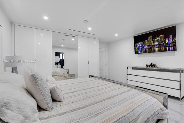 864 W 69th Pl, Hialeah, FL 33014