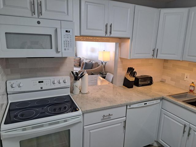 1502 S Lakeside Drive 208, Lake Worth Beach, FL 33460