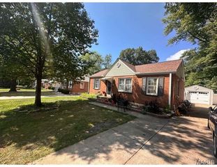 11 S Duchesne Drive, Florissant, MO 63031