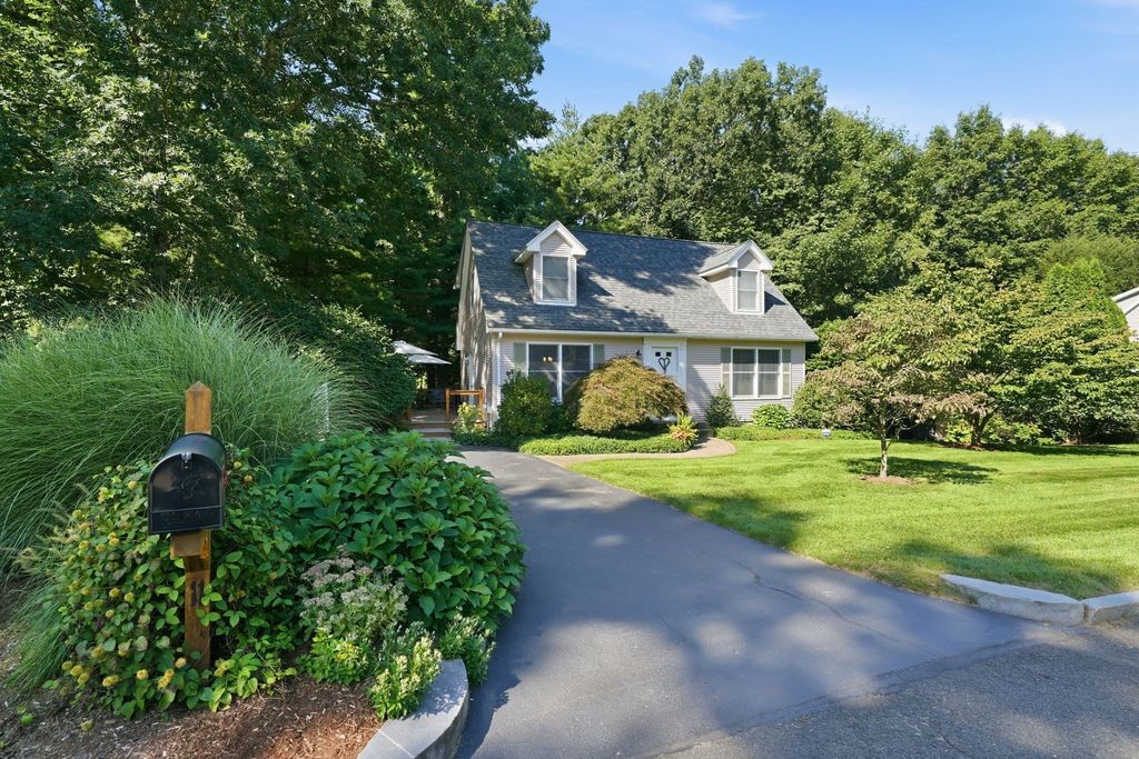 11 Stephanie Cir, Springfield, MA 01129