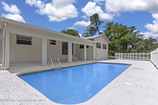 7335 Blackbird Avenue, Weeki Wachee, FL 34613