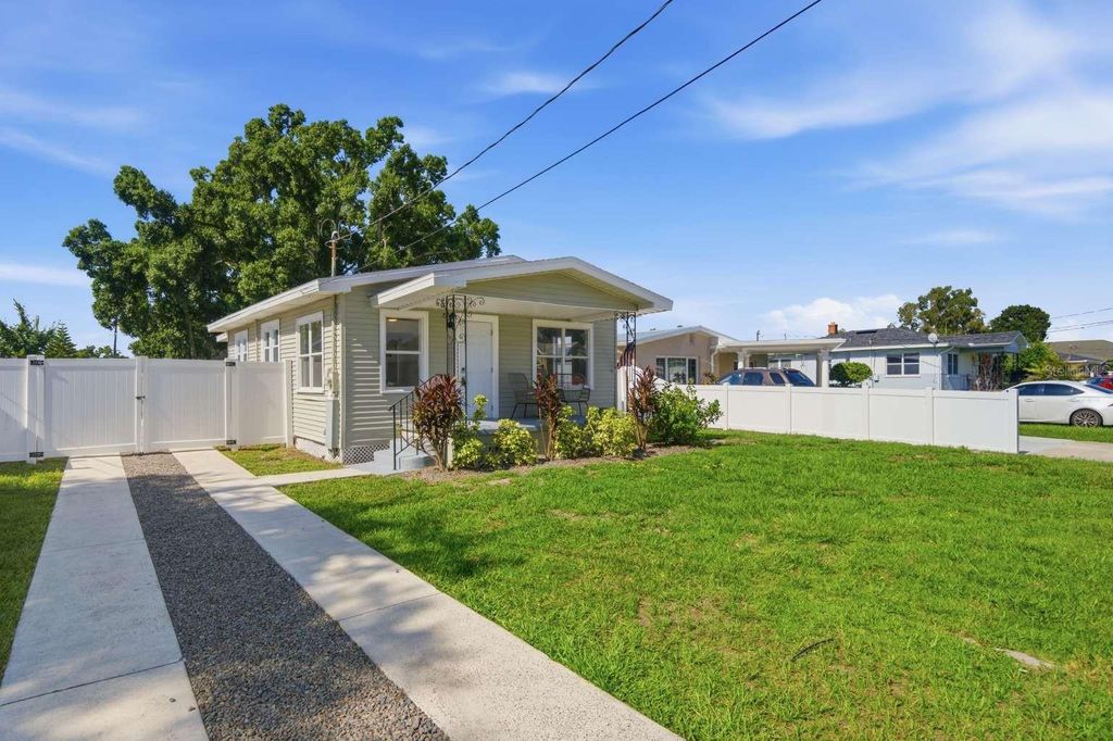 2704 W LEROY STREET, Tampa, FL 33607