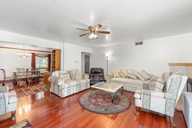 5830 Woodleigh Dr, Carmichael, CA 95608