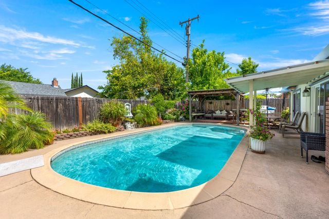 5830 Woodleigh Dr, Carmichael, CA 95608