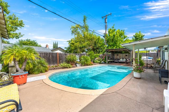 5830 Woodleigh Dr, Carmichael, CA 95608