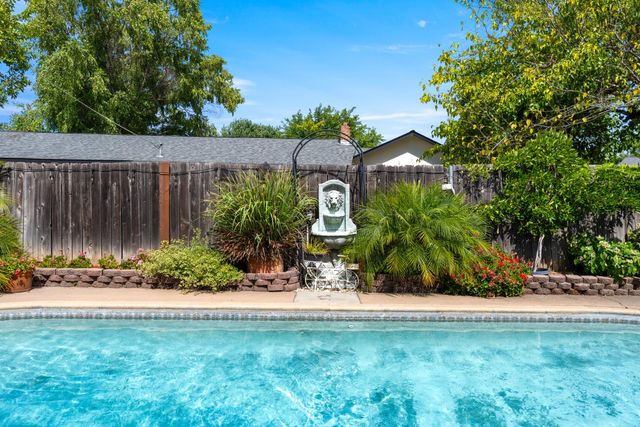 5830 Woodleigh Dr, Carmichael, CA 95608