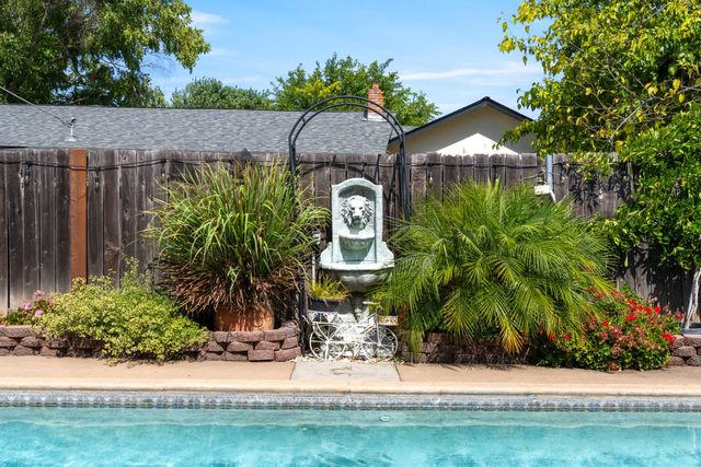5830 Woodleigh Dr, Carmichael, CA 95608